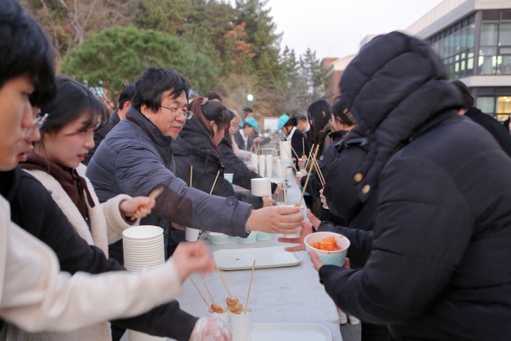 (사진1) 장순흥 한동대 총장이 학생들에게 어묵 꼬치와 떡볶이를 나눠주며 격려하고 있다.