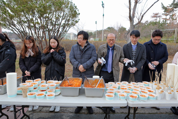 (사진3) 시작 전 학생들과 교수님, 총장님이 기도하는 모습