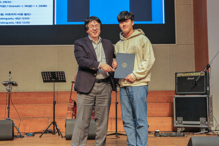 (사진2) 한동대 장순흥 총장과  백동선 학생이 기념 촬영을 하고 있다.