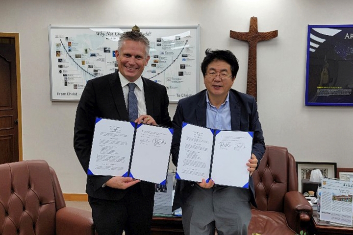 (사진1) 한동대학교 장순흥 총장(오른쪽)과 하와이 열방대학 폴 칠더스 대표(왼쪽)가 협약식 기념 촬영을 하고 있다.