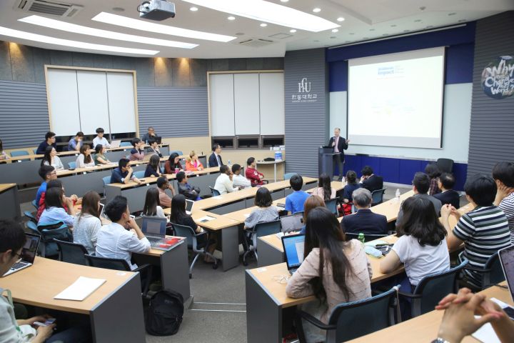 (사진1) 교수-학생간의 상호작용이 활발한 토론식 한동대학교 수업 장면