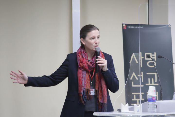 (사진1) MEDAIR 국제 디렉터_Anne C. REITSEMA  강연모습