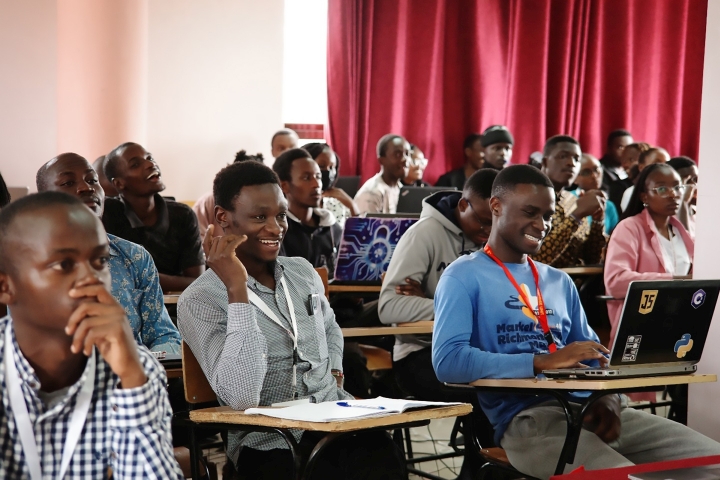 (사진2) 창업교육훈련 강의를 듣는 케냐 대학생들