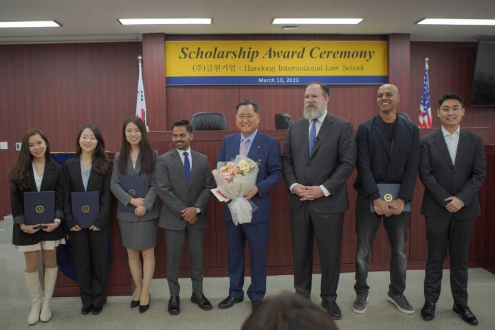 (사진2) 한동국제법률대학원 장학생 및  김진홍 대표 단체사진